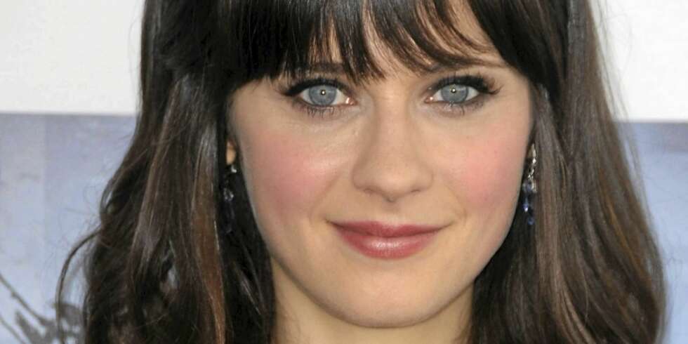 FEMININ: Zooey Deschanel har en romantisk og feminin sminkelook. FEMININ: Zooey Deschanel har en romantisk og feminin sminkelook.