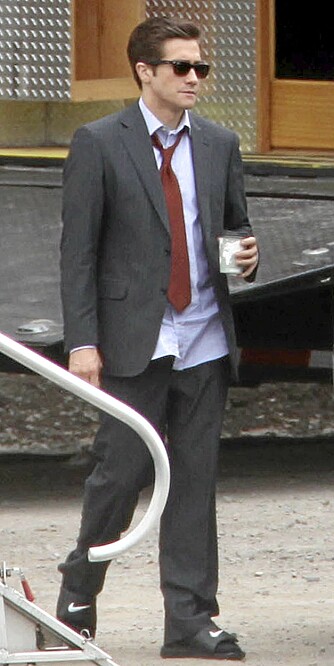 SLIPPERS: Jake Gyllenhaal kunne med hell ha kuttet ut Nike-sandalene til dressen. SLIPPERS: Jake Gyllenhaal kunne med hell ha kuttet ut Nike-sandalene til dressen.