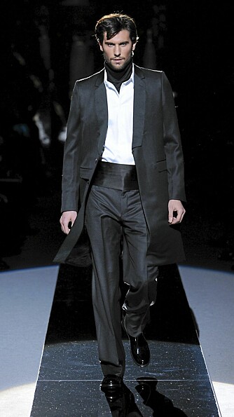 STYLING: Gjør som Versace. Bytt ut det tradisjonelle slipset med et silketørkle. Da får du en helt ny look. STYLING: Gjør som Versace. Bytt ut det tradisjonelle slipset med et silketørkle. Da får du en helt ny look.