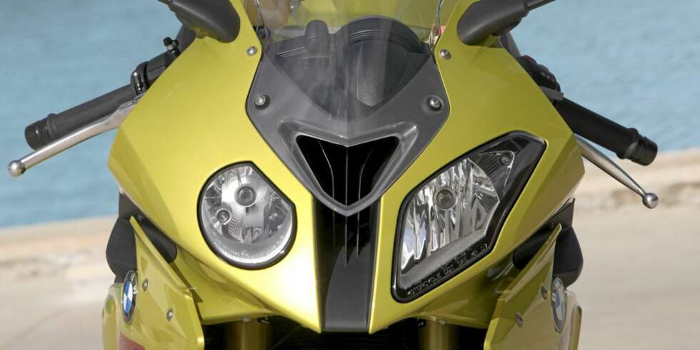 SKEIV PÅ ALVOR: Begrepet asymmetrisk har lenge vært dyrket av BMWs frontlyktavdeling. På S1000RR er prinsippet takket et hakk lenger, hvor faktisk også kåpen er forskjellig på høyre og venstre side. SKEIV PÅ ALVOR: Begrepet asymmetrisk har lenge vært dyrket av BMWs frontlyktavdeling. På S1000RR er prinsippet takket et hakk lenger, hvor faktisk også kåpen er forskjellig på høyre og venstre side.
