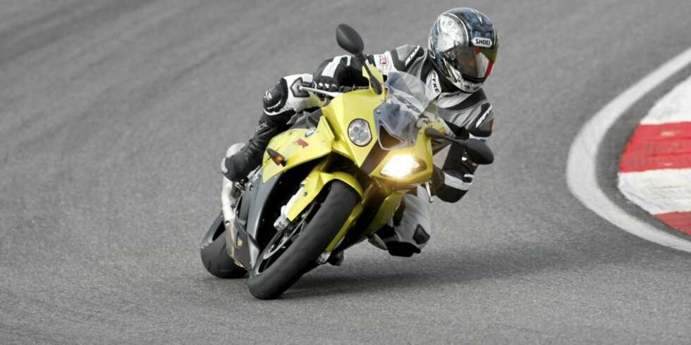 BRA KJØRESTILLING: S1000RR er helt på høyde med de beste japanske konkurrentene, men en sittestilling jeg tipper både kan funke til hverdags og som definitivt funker på banen. Knevinkelen er ikke for skarp, forholdet mellom sal og styre er moderat, samtidig som det er rikelig plass både til å bevege seg rundt. BRA KJØRESTILLING: S1000RR er helt på høyde med de beste japanske konkurrentene, men en sittestilling jeg tipper både kan funke til hverdags og som definitivt funker på banen. Knevinkelen er ikke for skarp, forholdet mellom sal og styre er moderat, samtidig som det er rikelig plass både til å bevege seg rundt.