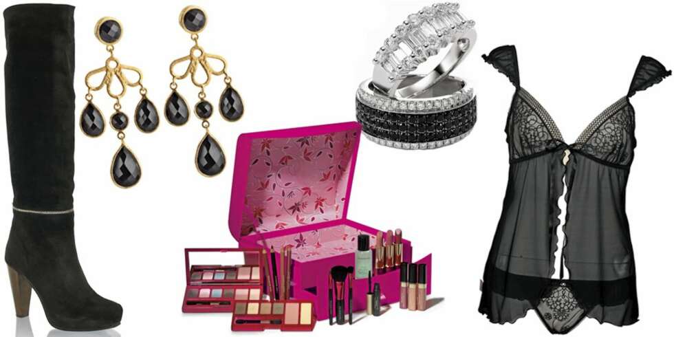 FRA VENSTRE: Boots med avtagbart skaft fra Whyred (kr 4795), øredobber med onyxer fra Susanne Friis Bjørner Copenhagen (kr 1200), Makeup Beautybox fra Elixabeth Arden (kr 869), Diamantringer fra Mestergull (kr 14.490 for den med svarte og hvite stener og kr 24.900 for den med hvite stener), babydoll fra Calvin Klein (kr 699). FRA VENSTRE: Boots med avtagbart skaft fra Whyred (kr 4795), øredobber med onyxer fra Susanne Friis Bjørner Copenhagen (kr 1200), Makeup Beautybox fra Elixabeth Arden (kr 869), Diamantringer fra Mestergull (kr 14.490 for den med svarte og hvite stener og kr 24.900 for den med hvite stener), babydoll fra Calvin Klein (kr 699).