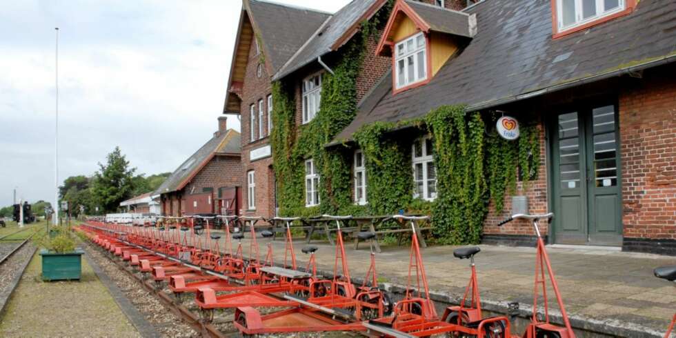 STASJONEN: Toghotellet står ved den gamle stasjonen i Allingåbro i Danmark. STASJONEN: Toghotellet står ved den gamle stasjonen i Allingåbro i Danmark.