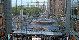 PRANGENDE INNGANGSPARTI: Bare inngangspartiet til Rockefeller Center med utsikten ut mot travle Manhattan er verdt besøket. PRANGENDE INNGANGSPARTI: Bare inngangspartiet til Rockefeller Center med utsikten ut mot travle Manhattan er verdt besøket.