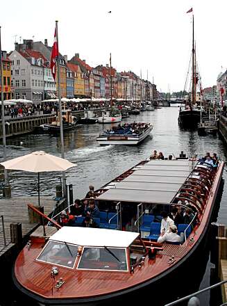 NYHAVN: Ta en langhelg i København og slapp av i Nyhavn i august. Da er det fortsatt varm og godt, men færre turister. NYHAVN: Ta en langhelg i København og slapp av i Nyhavn i august. Da er det fortsatt varm og godt, men færre turister.