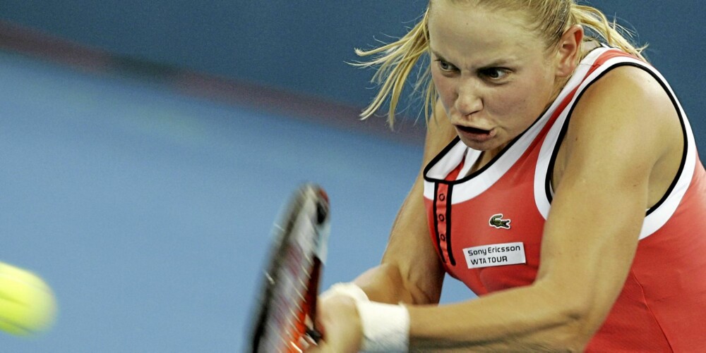 TENNIS: De fysiske belastningene i tennis er så harde at halvparten av de kvinnelige utøverne plages av urinlekkasje. Her ser vi Australias Jelena Docic i aksjon. TENNIS: De fysiske belastningene i tennis er så harde at halvparten av de kvinnelige utøverne plages av urinlekkasje. Her ser vi Australias Jelena Docic i aksjon.