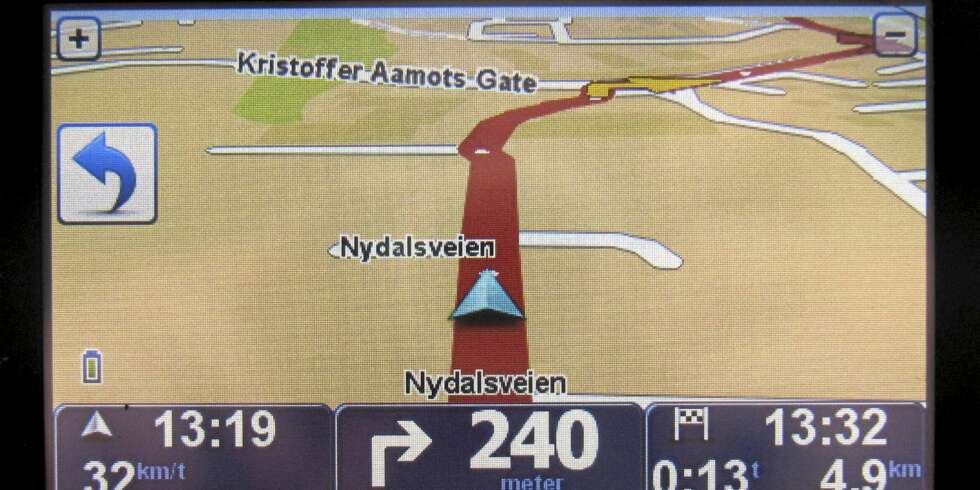 INFORMATIV: TomTom 750 har mye og nyttig informasjon i menylinjen i kartbildet. INFORMATIV: TomTom 750 har mye og nyttig informasjon i menylinjen i kartbildet.