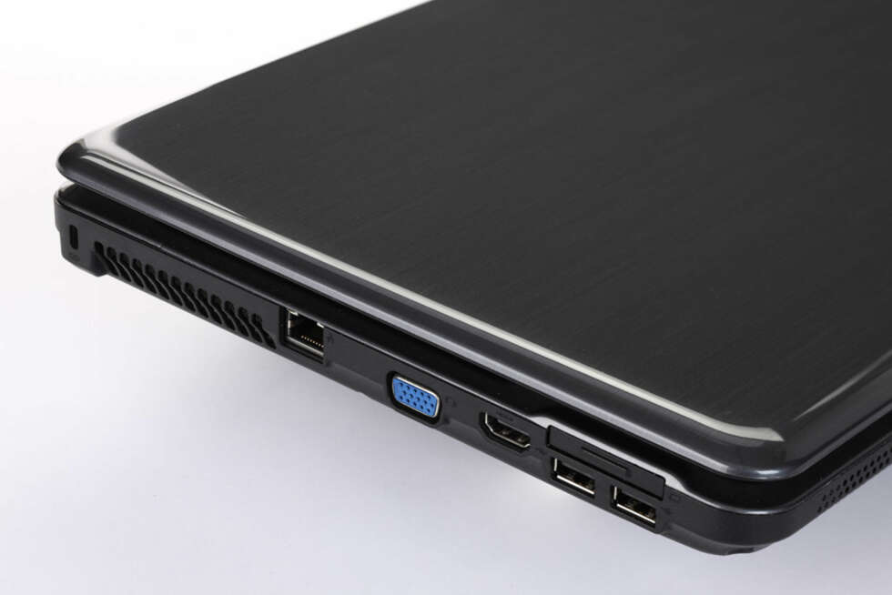TRANGT: Selv med så mye plass å boltre seg på, greier Lenovo og andre produsenter å gjøre det trangt om portene. Det er et problem for større USB-enheter. TRANGT: Selv med så mye plass å boltre seg på, greier Lenovo og andre produsenter å gjøre det trangt om portene. Det er et problem for større USB-enheter.
