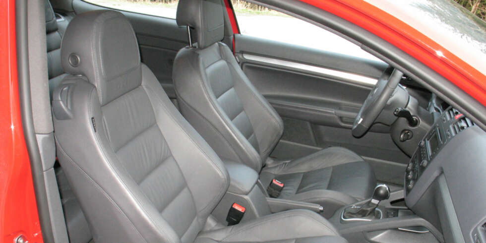 GOD STØTTE: Recaro-stolene gir god sidestøtte når det går fort gjennom svingene. GOD STØTTE: Recaro-stolene gir god sidestøtte når det går fort gjennom svingene.
