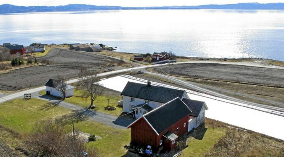 FROSTA: Småbruk med utsikt over Trondheimsfjorden. Prisantydning: 2.560.000. Bruttoareal 100 kvm. Byggeår 1945. Tomt 11.500 kvm. Megler Reidar Lindsetmo i Krogsveen, melder om stor interesse. Hvis bildet ikke lyver, er vel neppe dette det vanskeligste småbruket å selge på det korngulemarkedet. FROSTA: Småbruk med utsikt over Trondheimsfjorden. Prisantydning: 2.560.000. Bruttoareal 100 kvm. Byggeår 1945. Tomt 11.500 kvm. Megler Reidar Lindsetmo i Krogsveen, melder om stor interesse. Hvis bildet ikke lyver, er vel neppe dette det vanskeligste småbruket å selge på det korngulemarkedet.