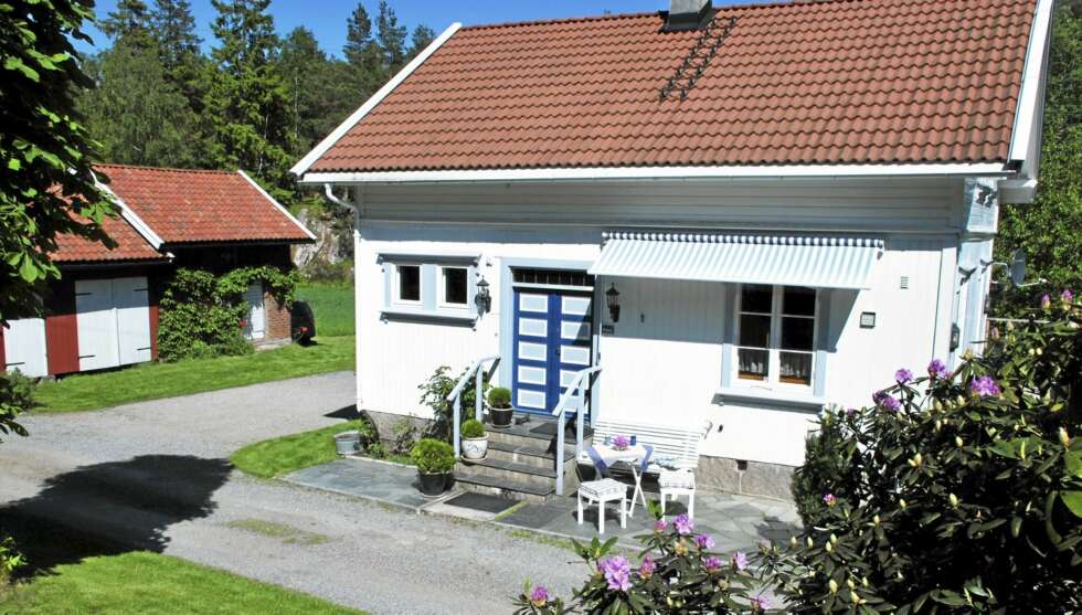 SKJEBERG: Gårdsbruk/Småbruk uten boplikt beliggende ved sjøen. Byggeår 1910. Renovert 2009. Prisantydning 3.600.000. Tomt 28.000 kvm. Primærrom 96 kvm. SKJEBERG: Gårdsbruk/Småbruk uten boplikt beliggende ved sjøen. Byggeår 1910. Renovert 2009. Prisantydning 3.600.000. Tomt 28.000 kvm. Primærrom 96 kvm.
