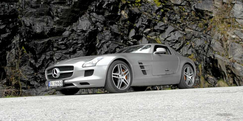 GULLWING: SLS er en svært vakker bil, som i tillegg strutter av muskelkraft og selvtillit. GULLWING: SLS er en svært vakker bil, som i tillegg strutter av muskelkraft og selvtillit.