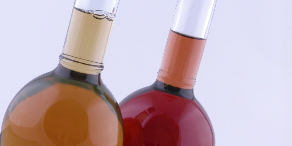 EDDIK: Laget av gjæret eplesider, rødvin, druemost eller annen alkohol. Alkoholen tilsettes en type bakterier som kalles Acetobacter aceti. Bakteriene omdanner etanolen til eddiksyre slik at væsken blir sur. Eddik brukes til "sylting" av kjøtt, fisk, frukt og grønnsaker (pickles) og i marinader og sauser. EDDIK: Laget av gjæret eplesider, rødvin, druemost eller annen alkohol. Alkoholen tilsettes en type bakterier som kalles Acetobacter aceti. Bakteriene omdanner etanolen til eddiksyre slik at væsken blir sur. Eddik brukes til "sylting" av kjøtt, fisk, frukt og grønnsaker (pickles) og i marinader og sauser.