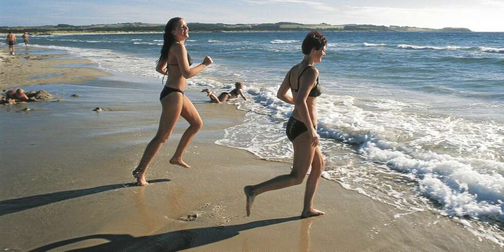 STRANDLIV: Solastranda utenfor Stavanger er nesten som en sydenstrand. Bare noen varmegrader skiller. STRANDLIV: Solastranda utenfor Stavanger er nesten som en sydenstrand. Bare noen varmegrader skiller.