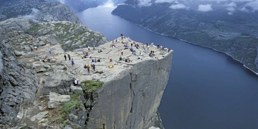 ATTRAKSJON: Preikestolen ligger i Forsand i Ryfylke, og er en turistattraksjon perfekt for deg med turstøvler og bare bittelitt høydeskrekk. ATTRAKSJON: Preikestolen ligger i Forsand i Ryfylke, og er en turistattraksjon perfekt for deg med turstøvler og bare bittelitt høydeskrekk.