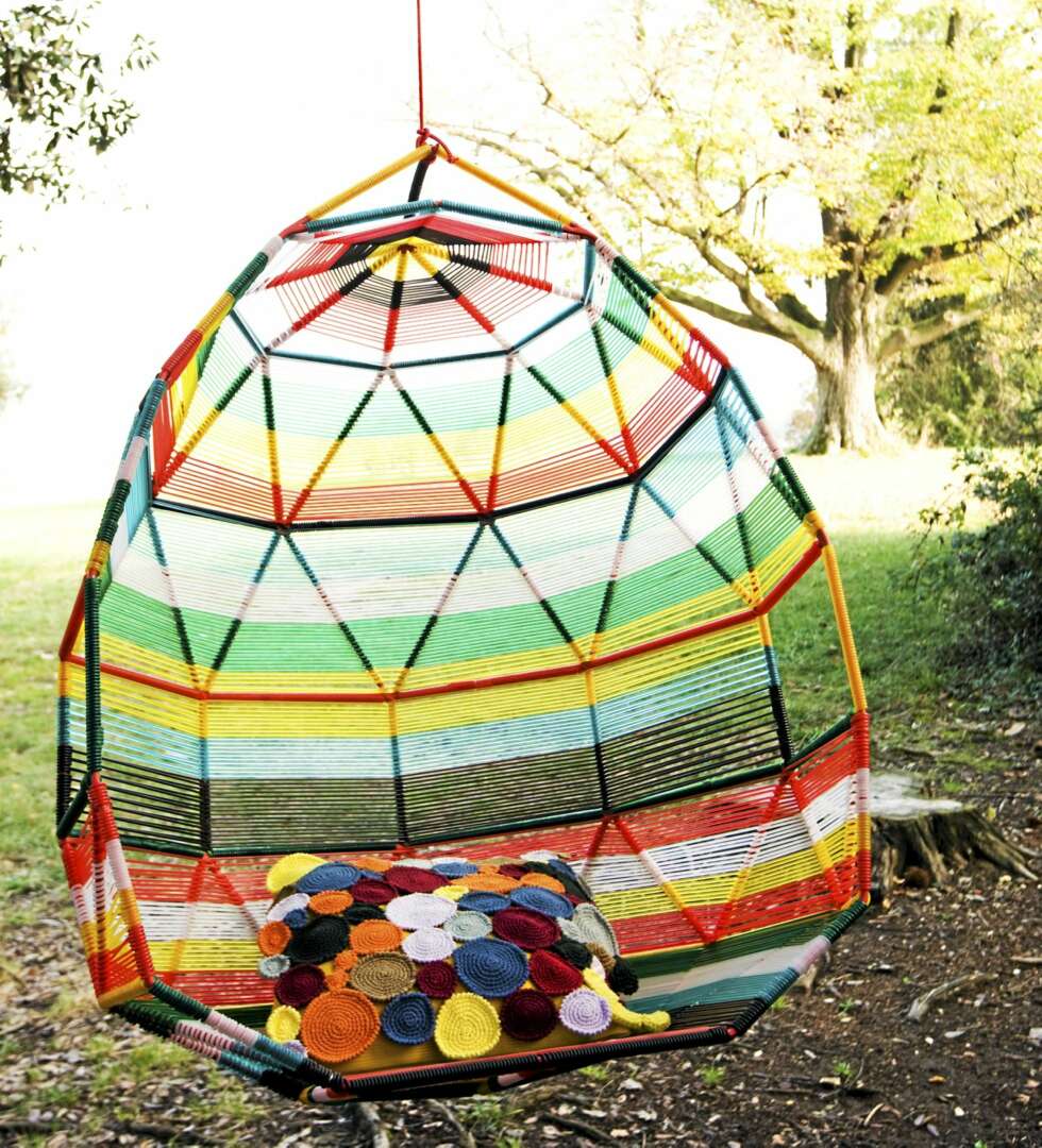 FARGESPILL: "Cocoon" i Morosos Tropicalia-serie fås med flettverk i forskjellige materialer og farger, kr 46 625, Euklides. FARGESPILL: "Cocoon" i Morosos Tropicalia-serie fås med flettverk i forskjellige materialer og farger, kr 46 625, Euklides.