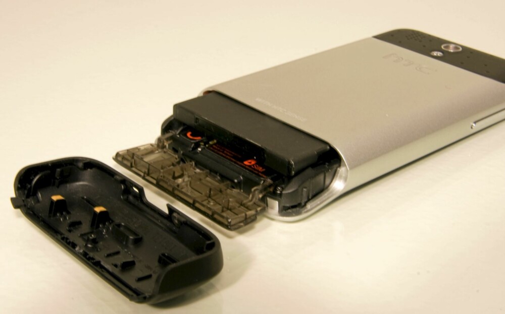 SMART: Dekselet på baksiden skjuler slottene for batteriet, minnekortet og SIM-kortet. SMART: Dekselet på baksiden skjuler slottene for batteriet, minnekortet og SIM-kortet.