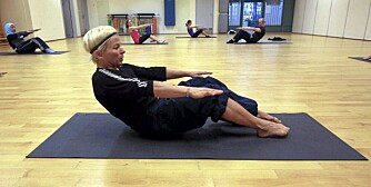 RULL NED: Bilde 6 - rull bakover med krum rygg mens du trekker magemusklene sammen. RULL NED: Bilde 6 - rull bakover med krum rygg mens du trekker magemusklene sammen.