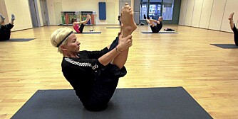 OPEN LEG ROCKER: Sitt med korsryggen/rumpa nedi gulvet, strak rygg rett opp og begge beina strake og høyt hevet. OPEN LEG ROCKER: Sitt med korsryggen/rumpa nedi gulvet, strak rygg rett opp og begge beina strake og høyt hevet.