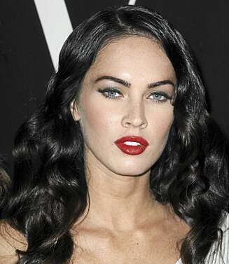 RETRO: Megan Fox i klassisk filmstjernestil, kraftig eyeliner og røde lepper. RETRO: Megan Fox i klassisk filmstjernestil, kraftig eyeliner og røde lepper.