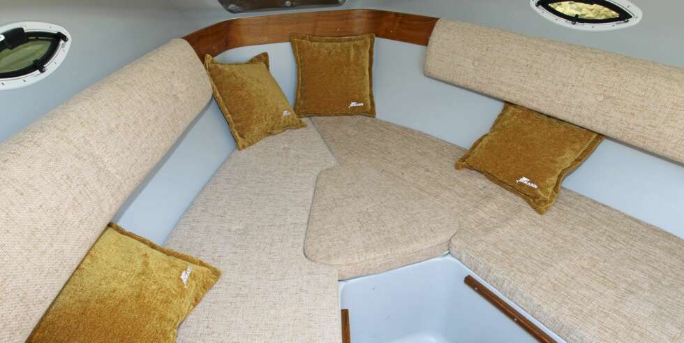 Under dekk har Yamarin 76 DC bra plass og tradisjonell V-sofa. Under dekk har Yamarin 76 DC bra plass og tradisjonell V-sofa.