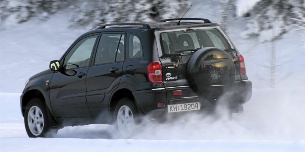Toyota RAV4: Den andre generasjonen har holdt seg bra som bruktbil, og er en av SUV-ene fra denne epoken med færrest feil. Toyota RAV4: Den andre generasjonen har holdt seg bra som bruktbil, og er en av SUV-ene fra denne epoken med færrest feil.