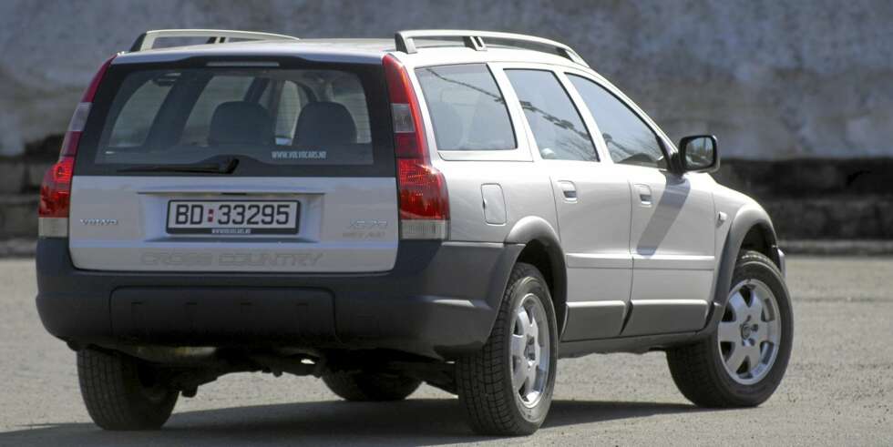 HØYREIST V70: XC70 skiller seg fra V70 med firehjulsdrift, plastskjermer og høyere bakkeklaring. HØYREIST V70: XC70 skiller seg fra V70 med firehjulsdrift, plastskjermer og høyere bakkeklaring.