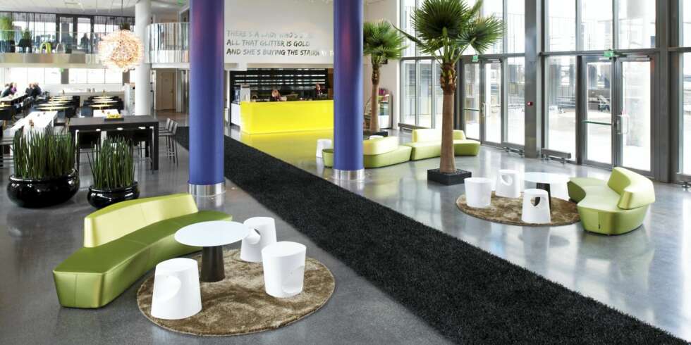 RÅ RESEPSJON. Med den tunge betongen som base frisket interiørarkitektene HAEG HOLM opp resten av miljøet i Union Brygge Hotell i Drammen. RÅ RESEPSJON. Med den tunge betongen som base frisket interiørarkitektene HAEG HOLM opp resten av miljøet i Union Brygge Hotell i Drammen.