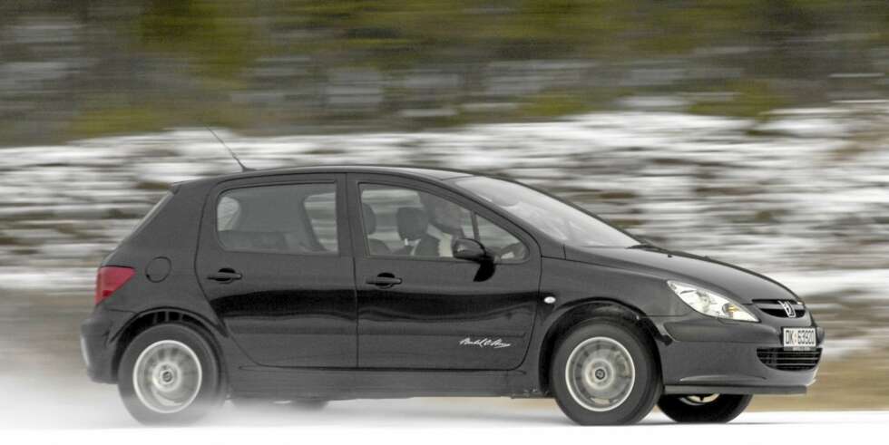 Peugeot 307 har en hyggelig prislapp og kan vise til god plass. Noe som holder til en 3.plass i kompaktklassen. Peugeot 307 har en hyggelig prislapp og kan vise til god plass. Noe som holder til en 3.plass i kompaktklassen.