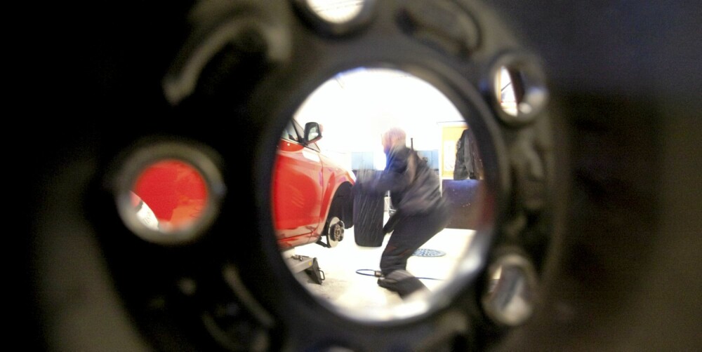 BYTT FØR: Reglene sier at dekkene skal ha minimum tre millimeter mønsterdybde, men vi foreslår at du bytter når det er fem millimeter igjen. BYTT FØR: Reglene sier at dekkene skal ha minimum tre millimeter mønsterdybde, men vi foreslår at du bytter når det er fem millimeter igjen.