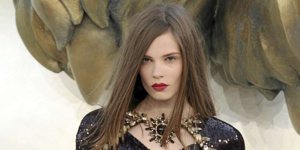 CHANEL-RØD: Chanel viste en klassisk og elegant makeup med dype røde lepper på sin Haute Couture-visning. CHANEL-RØD: Chanel viste en klassisk og elegant makeup med dype røde lepper på sin Haute Couture-visning.