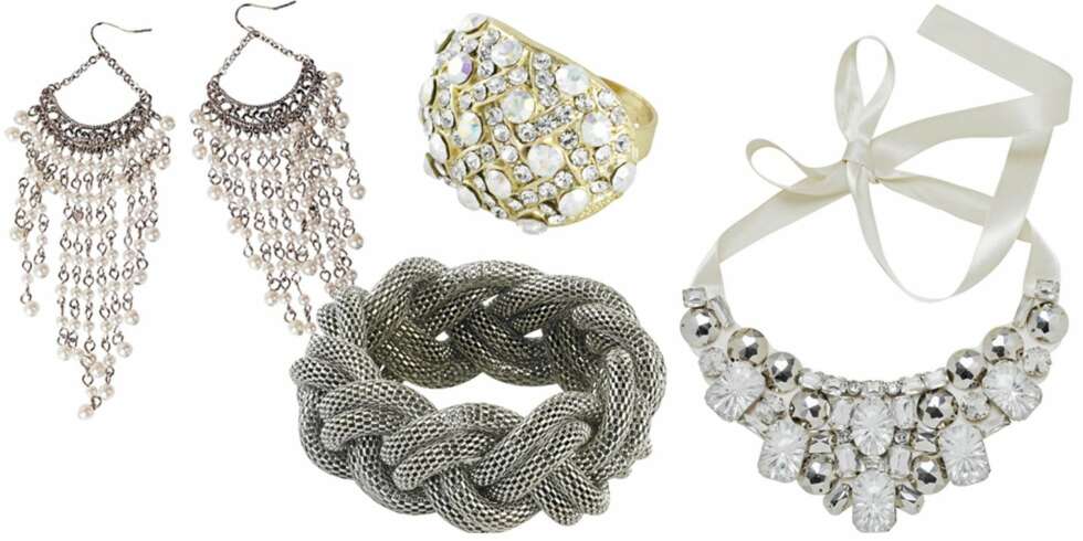 FRA VENSTRE: Øredobber fra Glitter (kr 139), armbånd fra Cubus (kr 99), ring fra Bik Bok 8kr 49), smykke fra HM (kr 99). FRA VENSTRE: Øredobber fra Glitter (kr 139), armbånd fra Cubus (kr 99), ring fra Bik Bok 8kr 49), smykke fra HM (kr 99).