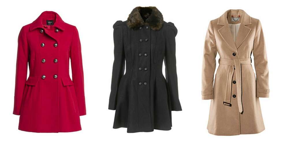 FRA VENSTRE: Rød kåper fra Lindex (kr 699) Kåpe med fuskepelskrage fra Topshop (kr 910) kamelfarget kåpe fra HogM (kr 799). FRA VENSTRE: Rød kåper fra Lindex (kr 699) Kåpe med fuskepelskrage fra Topshop (kr 910) kamelfarget kåpe fra HogM (kr 799).