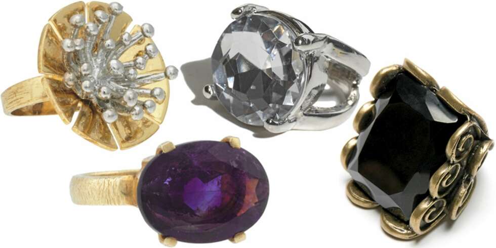 FRA VENSTRE: Glitter (kr 50), Susanne Friis Bjørner (kr 695), Lindex (kr 59,50), Mango (kr 249). FRA VENSTRE: Glitter (kr 50), Susanne Friis Bjørner (kr 695), Lindex (kr 59,50), Mango (kr 249).