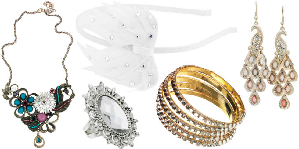 FRA VENSTRE: Kjede fra Accessorize (kr 209), ring fra Gina Tricot (kr 129), hårbøyle fra Cecilie Melli (kr 150), armbånd fra Topshop (kr 125), øredobber fra Accessorize (kr 159). FRA VENSTRE: Kjede fra Accessorize (kr 209), ring fra Gina Tricot (kr 129), hårbøyle fra Cecilie Melli (kr 150), armbånd fra Topshop (kr 125), øredobber fra Accessorize (kr 159).