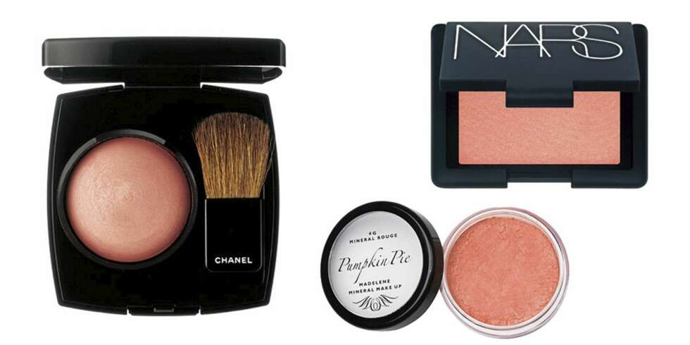 FRA VENSTRE: Rouge fra Chanel i Rose Temptation (kr 355), mineralrouge fra Moyana Corigan i Korall (kr 180/Nelly.com) og rouge fra Nars i fargen Orgasm (kr 155). FRA VENSTRE: Rouge fra Chanel i Rose Temptation (kr 355), mineralrouge fra Moyana Corigan i Korall (kr 180/Nelly.com) og rouge fra Nars i fargen Orgasm (kr 155).