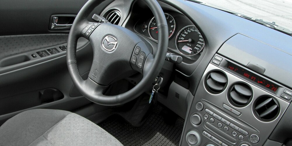 Mazda 6 hadde et pent, men litt plastpreget dashbord som står seg bra mot andre bruktbiler i perioden 2002-2007. Mazda 6 hadde et pent, men litt plastpreget dashbord som står seg bra mot andre bruktbiler i perioden 2002-2007.