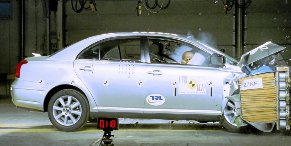 Krasjtesten fra 2003 viser at en brukt Toyota Avensis fortsatt er en ganske sikker bil. Krasjtesten fra 2003 viser at en brukt Toyota Avensis fortsatt er en ganske sikker bil.