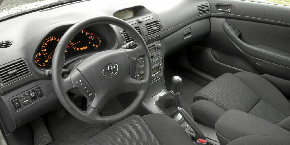 Da Toyota Avensis kom i 2003, var interiøret et av de største fremskrittene fra forgjengeren. Da Toyota Avensis kom i 2003, var interiøret et av de største fremskrittene fra forgjengeren.