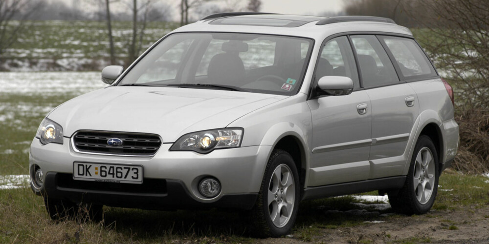 Litt snø, litt gjørme og Subaru Outback er i sitt ess. Litt snø, litt gjørme og Subaru Outback er i sitt ess.