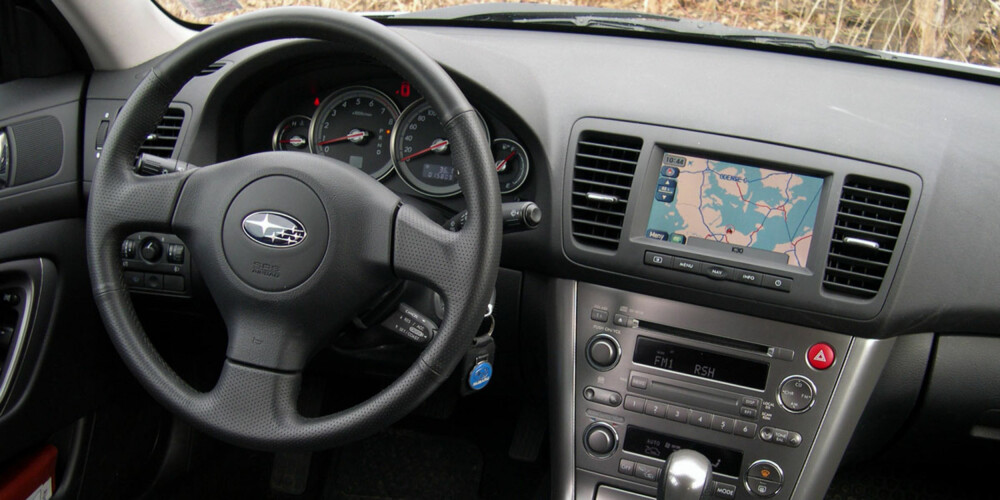 Subaru Outback er velutstyrt, men med noe billig plastfølelse. Subaru Outback er velutstyrt, men med noe billig plastfølelse.
