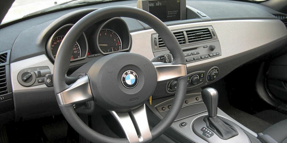 OVERSIKTELIG: BMW Z4 fikk før faceliften litt kritikk for et enkelt interiør, men ryddig er det. OVERSIKTELIG: BMW Z4 fikk før faceliften litt kritikk for et enkelt interiør, men ryddig er det.