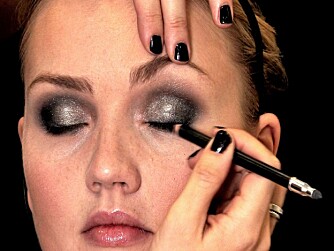 SVART KAJAL: Uten kajalen duger festmakeupen ikke. Så den må på. Oppe og nede, og helst på våtlinjen også. SVART KAJAL: Uten kajalen duger festmakeupen ikke. Så den må på. Oppe og nede, og helst på våtlinjen også.