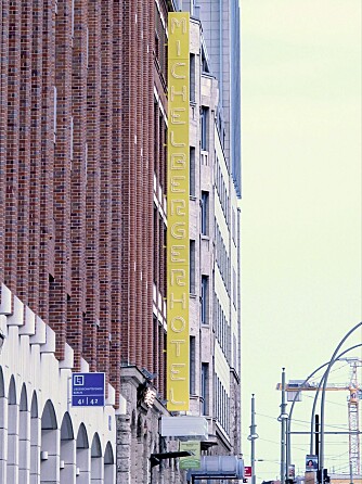 FABRIKK. Hotel Michelberger ligger i en gammel fabrikkbygning like ved S-Bahn stasjon Warschauer Strasse. Herfra er det 13 minutter med tog til Berlins Hauptbahnhof. FABRIKK. Hotel Michelberger ligger i en gammel fabrikkbygning like ved S-Bahn stasjon Warschauer Strasse. Herfra er det 13 minutter med tog til Berlins Hauptbahnhof.