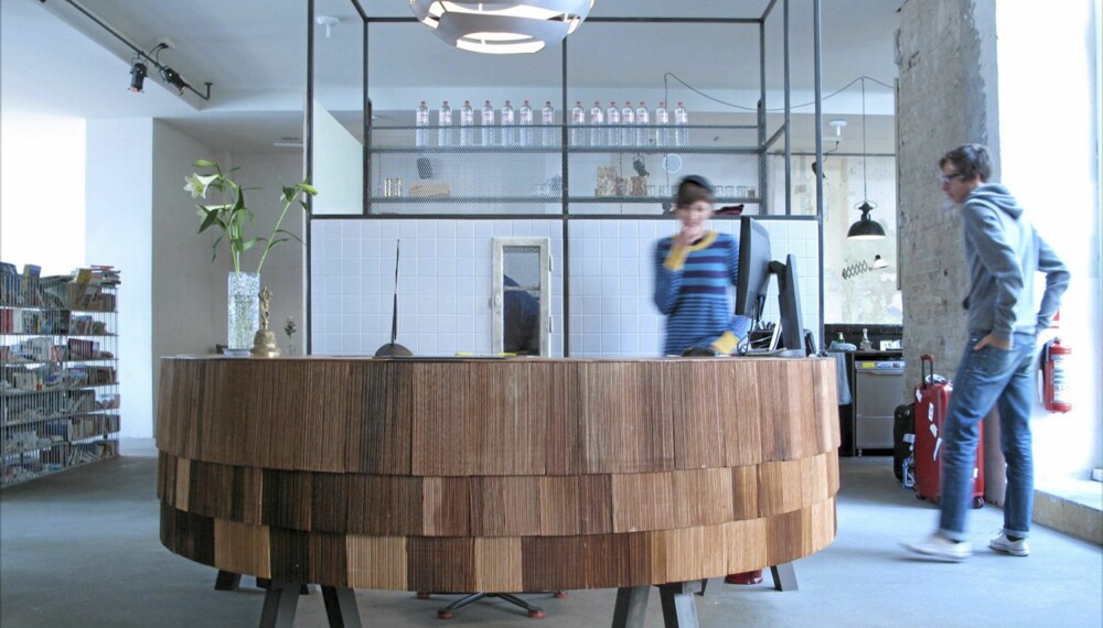 TILBAKELENT. Allerede i resepsjonen møtes du av Hotel Michelbergers rå, uhøytidelige designstil. TILBAKELENT. Allerede i resepsjonen møtes du av Hotel Michelbergers rå, uhøytidelige designstil.