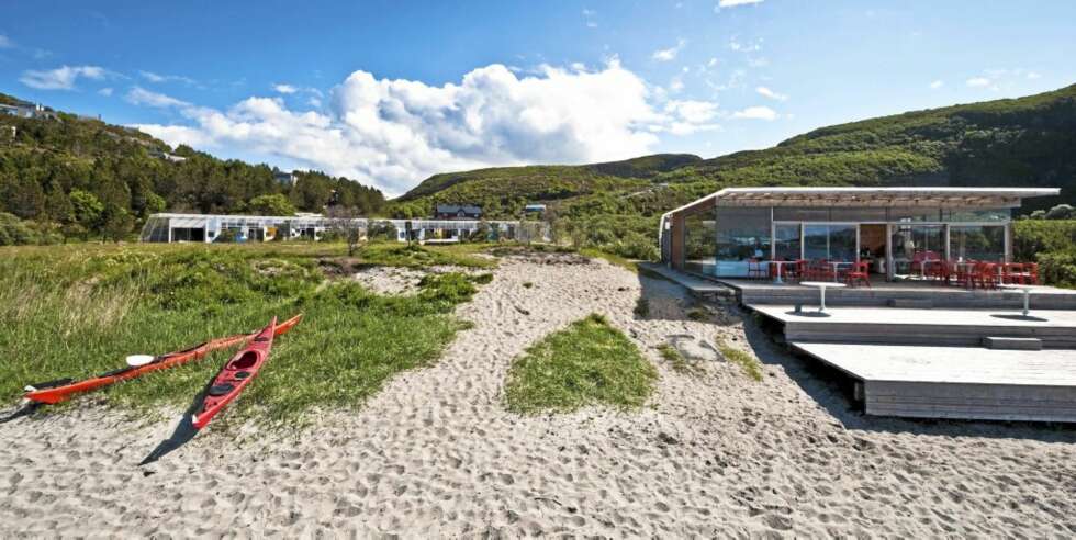 STRANDBAREN: Strandbaren i front, bak er sublugarene og i åsen ligger kysthusene. STRANDBAREN: Strandbaren i front, bak er sublugarene og i åsen ligger kysthusene.