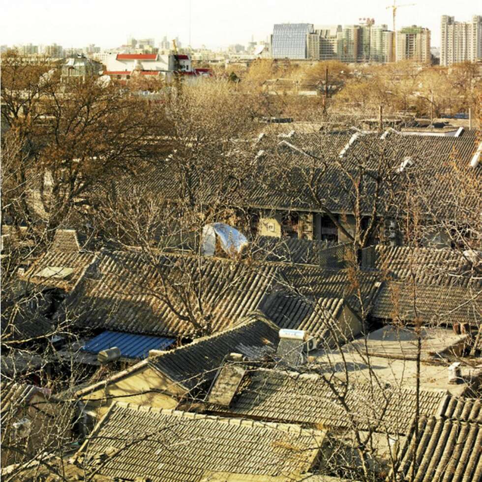Boblen stikker seg godt ut blant den gamle trehusbebyggelsen i Beijing. Boblen stikker seg godt ut blant den gamle trehusbebyggelsen i Beijing.