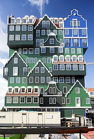 BLÅTT HJØRNE: Det blå huset øverst til høyre er inspirert av et maleri Claude Monet malte i 1871, nettopp i Zaandam-området. BLÅTT HJØRNE: Det blå huset øverst til høyre er inspirert av et maleri Claude Monet malte i 1871, nettopp i Zaandam-området.