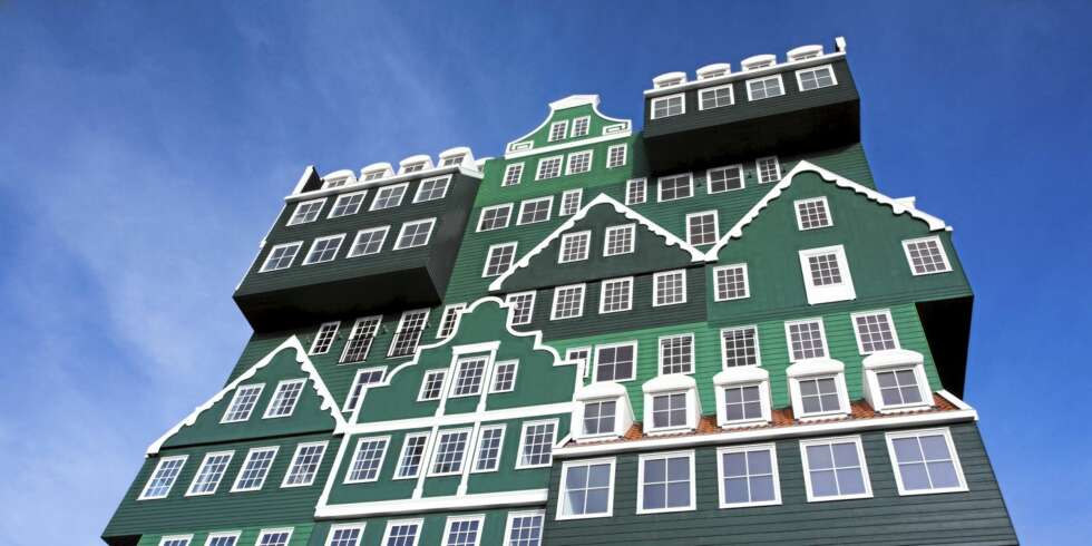 HOLLANDSKE BYGGEKLOSSER: Husene synes å være stablet oppå hverandre. HOLLANDSKE BYGGEKLOSSER: Husene synes å være stablet oppå hverandre.