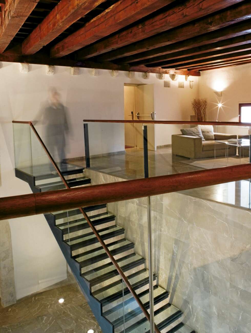 NYTT LIV I GAMMEL KROPP: Arkitektene har med enkle midler skapt et pulserede liv i den gamle, rustikke bygningskroppen. NYTT LIV I GAMMEL KROPP: Arkitektene har med enkle midler skapt et pulserede liv i den gamle, rustikke bygningskroppen.